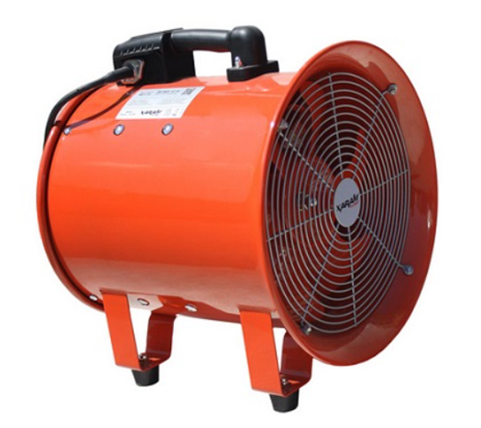 Praca wentylatora z przewodem elastycznym na budowie